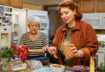 여성 건강, 일상에서 지키는 똑똑한 실천법 Two women preparing food in a kitchen.