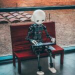AI 건강 관리, 똑똑한 습관 만들기의 새로운 시작 black and white robot toy on red wooden table