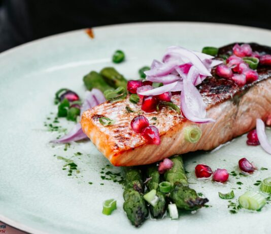 ‘영양 & 보충제’ 트렌드, 똑똑하게 챙기고 건강한 일상 만들기 fish with onions and asparagus