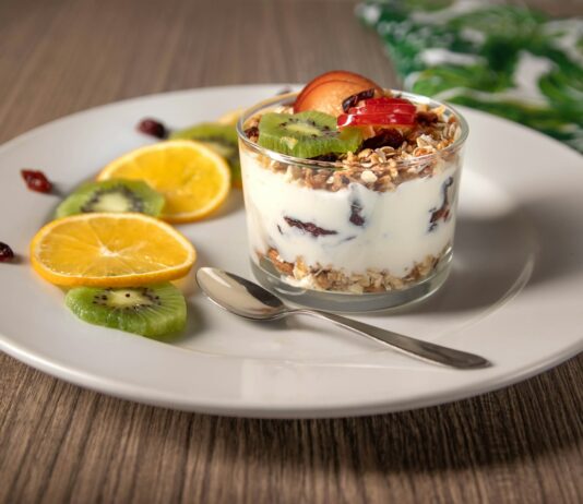 “간편하고 건강하게, 요즘 뜨는 식단 트렌드와 실천법” ice cream with sliced lemon on white ceramic plate