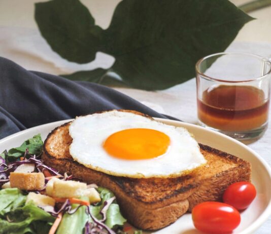 더 똑똑하게, 더 쉽게! 요즘 식단 관리의 새로운 트렌드와 실천법 burger with egg and lettuce on white ceramic plate