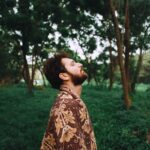 지치지 않는 일상, 만성피로에서 벗어나는 생활 습관 만들기 man standing near tree