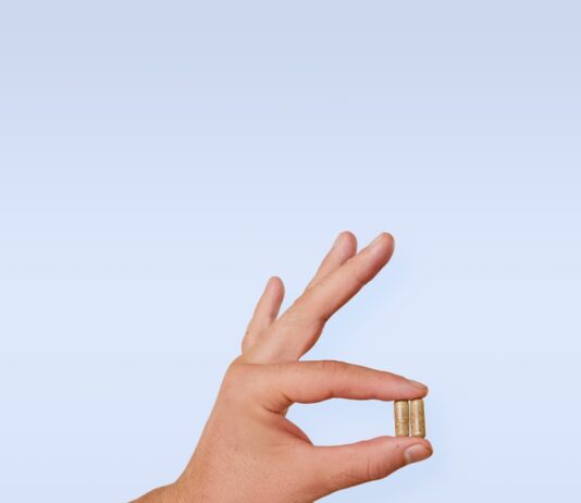 ‘맞춤형 영양’이 뜬다…함께 챙기는 셀프 건강 루틴 A person's hand with a ring on it