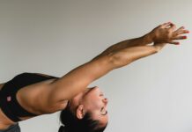 ‘현대인 스트레스 해소, 생활 속 대체요법 뜬다’ woman stretching arms