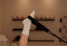 집에서도 즐기는 ‘필라테스 열풍’… 바쁜 일상 속 새로운 건강 루틴으로 인기 Woman does pilates exercise on a reformer machine.