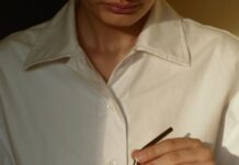 일상 속 웰니스, 새로운 트렌드와 실천 방법 person in white button up shirt holding clear drinking glass with green liquid