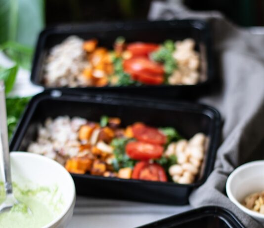 식단, 더 똑똑하게 바꾸는 방법…작은 습관이 건강을 바꾼다 a couple trays of food