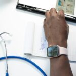 일상에 스며든 AI 건강관리, 우리 집 건강 지킴이로 자리잡다 a hand holding a smart watch