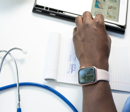 일상에 스며든 AI 건강관리, 우리 집 건강 지킴이로 자리잡다 a hand holding a smart watch