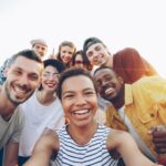 소셜 크루 액티비티로 건강과 재미 동시에 잡기! A diverse group of friends taking a selfie outdoors