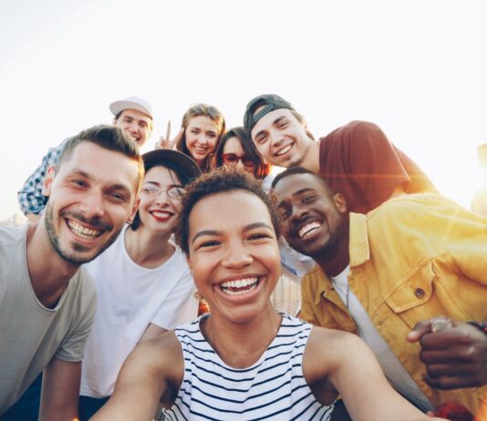 소셜 크루 액티비티, 건강한 라이프스타일을 위한 새로운 트렌드 A diverse group of friends taking a selfie outdoors