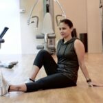 집앞 걷기, 일상의 건강을 바꾼다…한국인 실천법 주목 a woman sitting on the floor