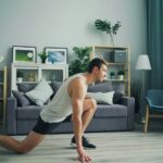 홈 트레이닝, 집에서 건강 지키는 새로운 일상으로 자리잡다 a man is doing push ups in a living room
